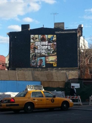 Бокс-арт GTA 5 на стене в Нью-Йорке 2